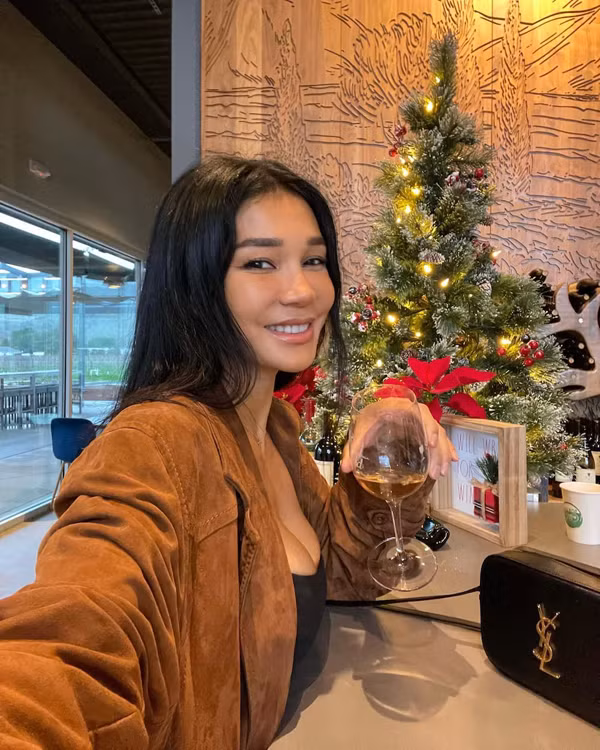 Dù vậy, Joleen không ngại chia sẻ những bức ảnh selfie và ảnh bikini rực rỡ của mình. Cô muốn truyền năng lượng tích cực đến những người quan tâm. Bà mẹ một con cũng tiết lộ, bản thân vẫn đang tìm kiếm tình yêu đích thực.