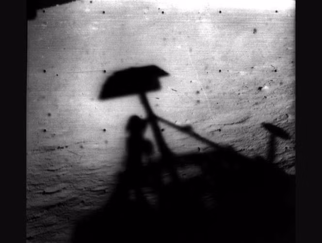 Hình ảnh bóng của tàu vũ trụ Surveyor 1 của NASA trên bề mặt Mặt Trăng trong một buổi chiều muộn ở đây. Ngoài việc gửi về 11.000 bức ảnh, Surveyor 1 còn gửi các thông tin về mẫu đất, phản xạ sóng và nhiệt độ của Mặt Trăng. Con tàu này được phóng lên ngày 30/5/1966 và hạ cánh ngày 2/6/1966.
