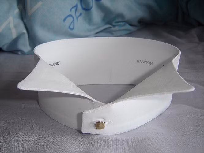 3. Cổ áo cứng: Công bằng hơn thì không chỉ phụ nữ chạy theo thời trang. Vào cuối thế kỷ 19, cổ áo sơ mi nam rất cao và cứng là một phần trang phục mà mọi quý ông phải có. Có vẻ như đây không phải là vấn đề lớn, tuy nhiên đã có một số báo cáo về việc đàn ông chết do kiểu cổ áo này.