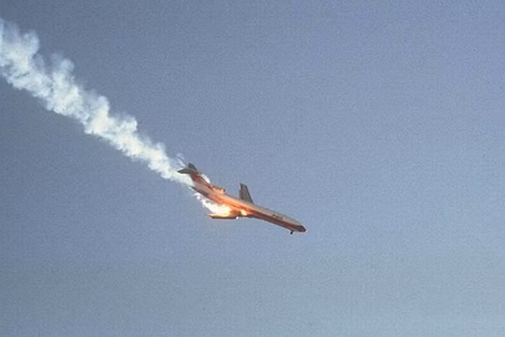 Năm 1978, máy bay 182 của hãng hàng không Pacific Southwest Airlines đã đâm vào máy bay Cessna 172 và rơi xuống. Bức ảnh này đã ghi lại hình ảnh chiếc máy bay này trước khi lao xuống đất.