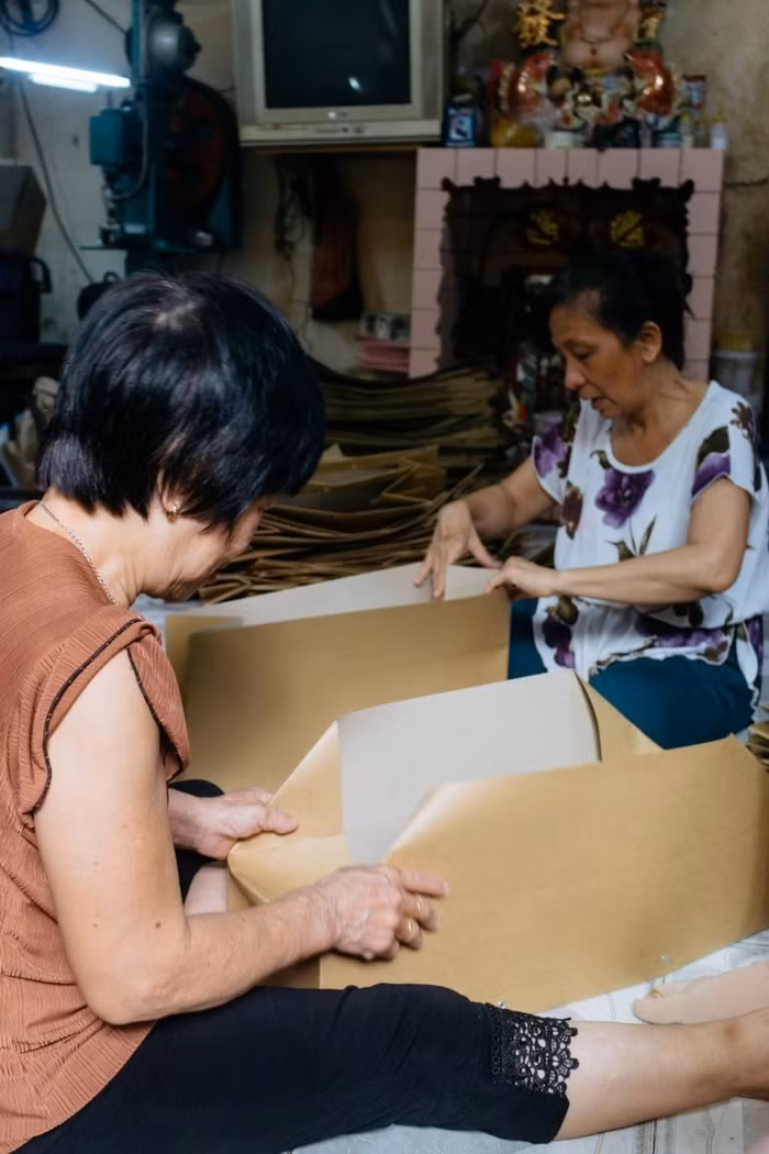Khu vực xung quanh hẻm Hào Sĩ Phường là khu phố Tàu của Sài Gòn. Trong con hẻm có mang nhiều dấu ấn của Trung Hoa từ món ăn tới các đồ vật trang trí.