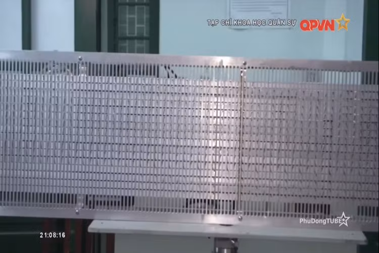 Cũng theo Trung tá – Tiến sĩ Nguyễn Văn Hạnh, mô hình radar mạng pha do phòng Thí nghiệm Radar chế tạo được phát triển dựa trên đài radar lắp trên một số tàu của Quân chủng Hải quân. Nguồn ảnh: QPVN.