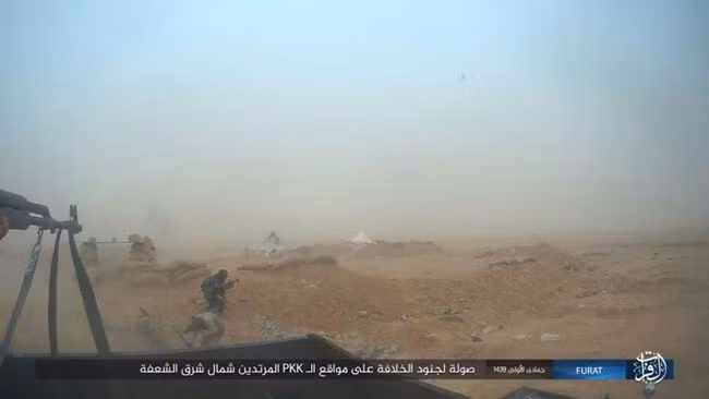 Hình ảnh một nhóm tay súng IS tấn công vào một trạm gác của người Kurd ở phía đông Euphrates.