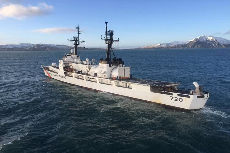 Tàu USCGC Sherman cũng là phương tiện thuận tiện nhất có thể bàn giao cho Việt Nam vì nó đóng quân ngay tại cảng Honolulu, cùng vị trí với chiếc USCGC Morgenthau do 2 chiếc lớp Hamilton còn lại nằm ở phía bờ bên kia nước Mỹ. Nguồn ảnh: usni.org.