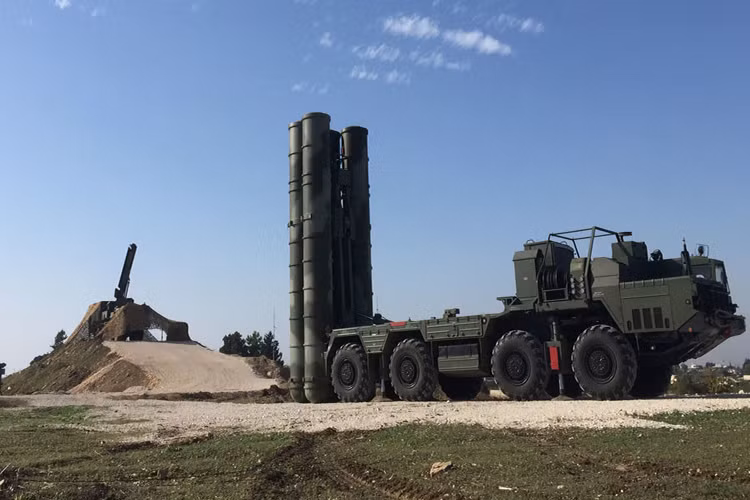Theo nhiều chuyên gia phân tích quân sự, nhiều khả năng Trung Quốc sẽ triển khai các đơn vị S-400 đầu tiên của nước này tại đại quân khu tiếp giáp với Biển Hoa Đông hoặc vùng tranh chấp biên giới với Ấn Độ, nhằm duy trì khả năng phòng vệ trên không của nước này trước các mối đe dọa tiềm tàng hiện tại. Nguồn ảnh: Russia Insider.