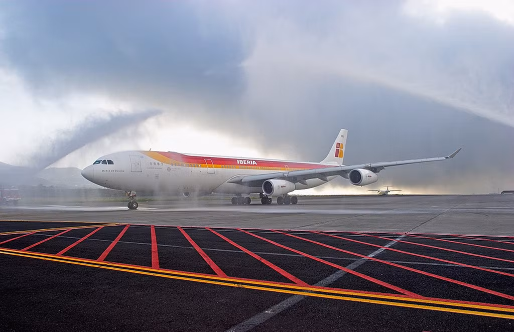Water salute thực hiện để đánh dấu những cột mốc lớn trong ngành, như chuyến bay đầu tiên hoặc của một hãng hàng không, chuyến bay đầu tiên hoặc cuối cùng của một loại máy bay, một phi công cấp cao hoặc bộ phận không lưu nghỉ hưu, và các sự kiện lớn.