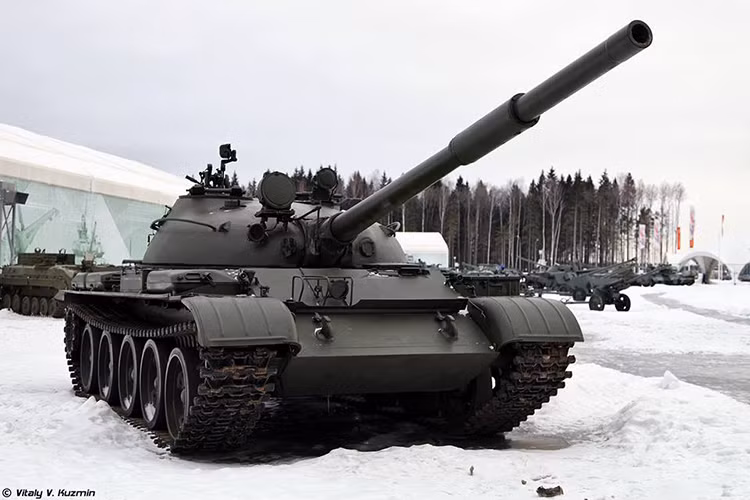 Nhìn ở mặt chính diện T-62 có hình dáng khá giống T-54/55 nhất là với thiết kế tháp pháo hình tròn và phần giáp phía trước mũi xe. Tuy nhiên để phân biệt vẫn có thể thấy rõ T-62 được trang bị nòng pháo chính khác so với người tiền nhiệm của mình. Theo đó T-62 được trang bị pháo nòng trơn U-5TS 115mm, tốc độ bắn ước tính đạt 3-5 phát/phút và có khả năng bắn đạn xuyên giáp vốn không có ở T-54/55. Nguồn ảnh: Vitaly Kuzmin.