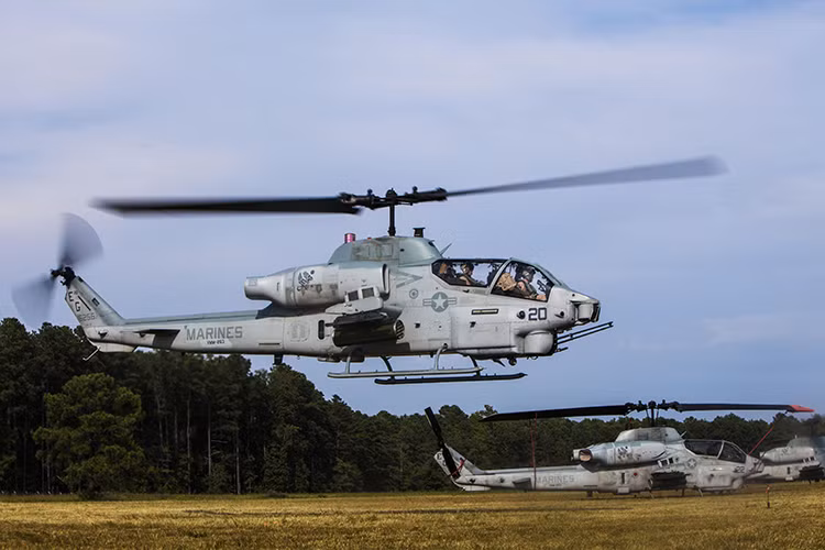 Xét về năng lực chiến đấu AH-1W được đánh giá là một dòng trực thăng vũ trang khá tốt, phù hợp với các quốc gia có quy mô quân sự nhỏ nhưng lại không quá thua kém các dòng trực thăng tấn công hiện đại. Nó cũng có thể hoạt động trong mọi điều thời tiết, tác chiến đêm và ngày nhờ vào các trang thị điện tử hiện đại. Nguồn ảnh: defense.gov.