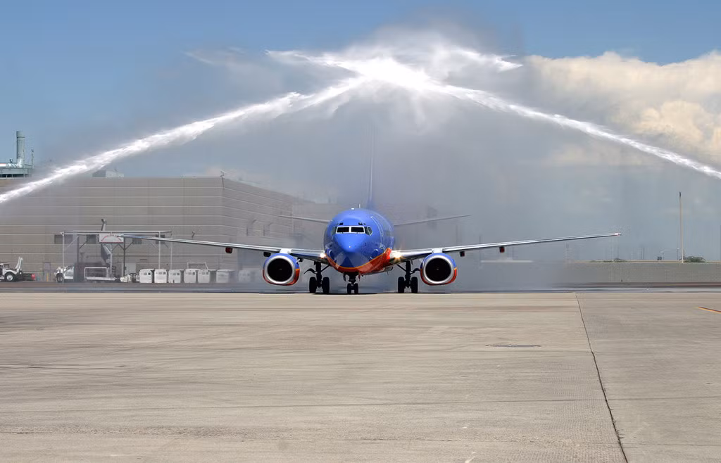 Màn phun nước được gọi với cái tên tiếng Anh 'Water salute', thường được thực hiện bởi 2 xe cứu hỏa, phun 2 bên tạo thành chiếc cổng. Đây là nghi thức trang trọng của ngành công nghiệp hàng không.