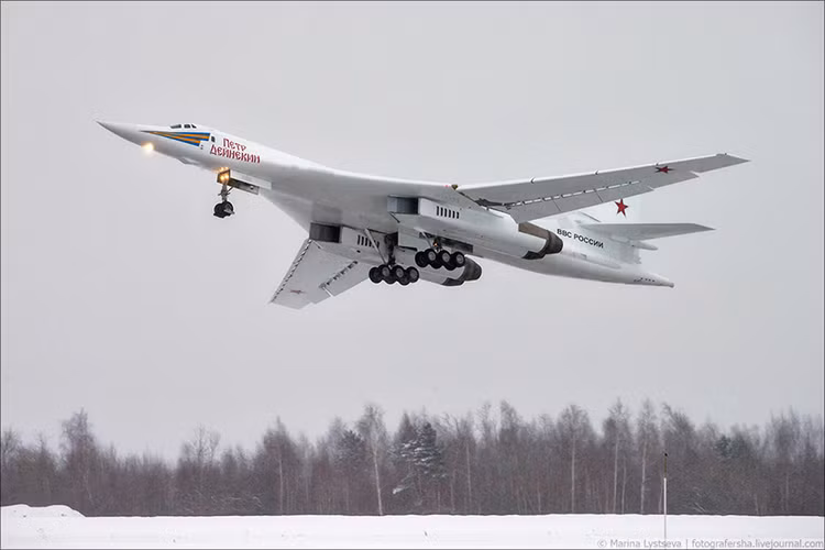 Chuyến bay thử nghiệm của máy bay ném bom Tu-160M diễn ra tại thành phố Kazan trong điều kiện thời tiết không mấy thuận lợi khi tuyết rơi khá dày, tuy nhiên chiếc Tu-160M vẫn hoàn thánh xuất sắc bài bay của mình trước sự theo dõi của Tổng thống Nga Putin, Bộ trưởng Quốc phòng Sergey Shoigu và nhiều quan chức cấp cao khác của Nga. Nguồn ảnh: Marina Listseva.
