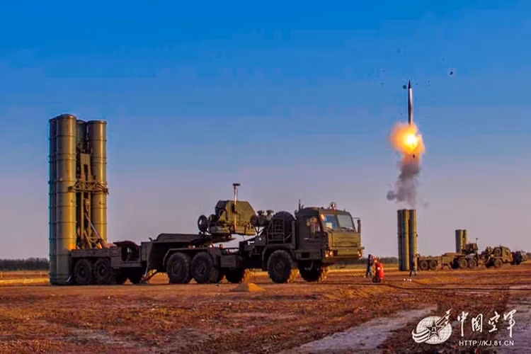 Bên cạnh đạn tầm xa, S-400 còn có thể tích hợp đạn 9M96 dành cho tổ hợp S-350E Vityaz nhằm chống lại các mục tiêu bay thấp. Nguồn ảnh: asian-defence.