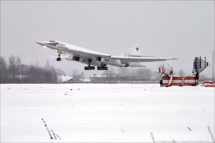 Theo hãng thông tấn TASS, hôm 25/1, đích thân Tổng thống Nga Vladimir Putin cùng một số quan chức cấp cao thuộc Bộ Quốc phòng Nga đã trực tiếp giám sát chuyến bay thử nghiệm một trong những chiếc Tu-160M đầu tiên của Không quân Nga tại nhà máy chế tạo máy bay Kazan. Nguồn ảnh: Marina Listseva.
