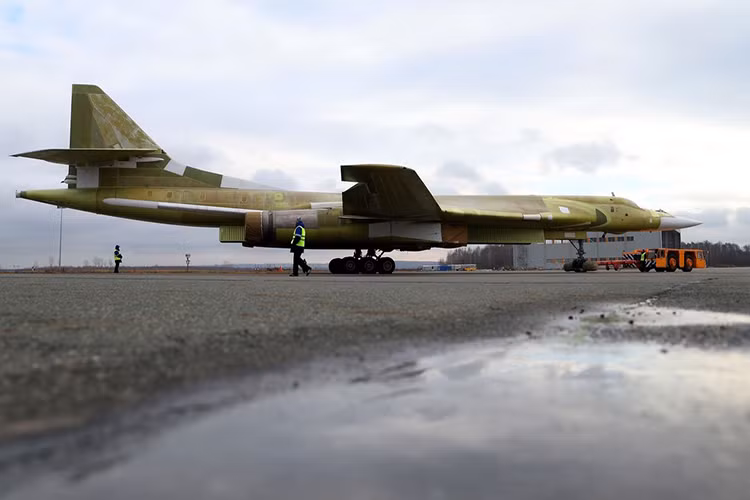Bản thân Không quân Nga hiện tại đang được biên chế 16 chiếc Tu-160 tất cả đều là biến thể cũ và số máy bay này sẽ sớm được nâng cấp lên chuẩn Tu-160M và Tu-160M2, bên cạnh đó Moscow còn tham vọng mở lại dây chuyền sản xuất Tu-160 như một biện pháp kéo dài thời gian phát triển mẫu máy bay ném bom chiến lược thế hệ tiếp theo của nước này. Nguồn ảnh: RIA.