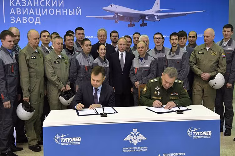 Cũng trong hôm 25/1 tại nhà máy Kazan, Tổng thống Nga Putin cũng đã chứng kiến lễ ký kết hợp đồng cung cấp 10 máy bay Tu-160M cho Không quân Nga giữa Nhà máy Kazan và Bộ Quốc phòng Nga trị giá khoảng 2.9 tỷ USD, trong đó mỗi chiếc Tu-160 có giá trị ước tính 269 triệu USD. Nguồn ảnh: RIA.