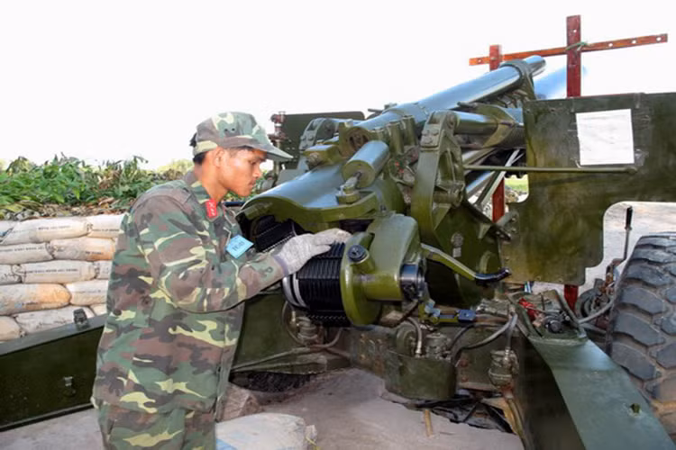 Theo thông tin của đợt diễn tập, những khẩu pháo M114 trên thuộc biên chế Lữ đoàn pháo binh 572 thuộc Quân khu 5, tham gia nhiệm vụ hỗ trợ hỏa lực cho bộ binh tiến công địch. Hình ảnh một pháo thủ của Đại đội pháo binh 8, Tiểu đoàn 3, Lữ đoàn pháo binh 572 kiểm tra pháo M114 trước khi khai hỏa. Nguồn ảnh: Báo Bình Định.