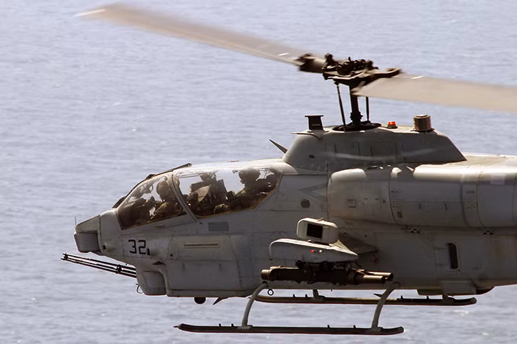 Trọng lượng cất cánh tối đa của AH-1W là gần 6.7 tấn, với vũ khí chính là một pháo tự động 20mm gatling-gun với 750 viên đạn cùng 4 giá treo vũ khí cho phép mang theo tối đa 8 tên lửa chống tăng hellfire, rocket 70mm Hydra 70 hoặc APKWS II và một số loại vũ khí khác. Nguồn ảnh: Wiki