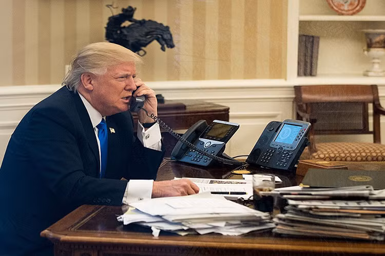 Đầu tiên có thể kể đến là Tổng thống Mỹ thứ 45 Donald Trump, Chiếc bàn Kiên Định của ông Trump trong phòng Bầu dục được bày biện khá đơn giản và hầu như không có vật dụng gì được đặt trên bàn ngoài hai chiếc điện thoại bàn đặc biệt dành cho Tổng thống Mỹ. Ảnh: Business Insider.