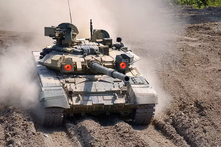 Trong đó lớp giáp của xe tăng T-90 được xem như một thành tựu của nền công nghiệp quốc phòng Nga, xe tăng được bao phủ giáp phản ứng nổ Kontakt 5 hoặc Relikt phía trước thân xe và xung quanh tháp pháo, mang lại sự an toàn cho kíp điều khiển trước cả đạn xuyên lõm lẫn đạn xuyên động năng. Nguồn ảnh: Armored Photos.