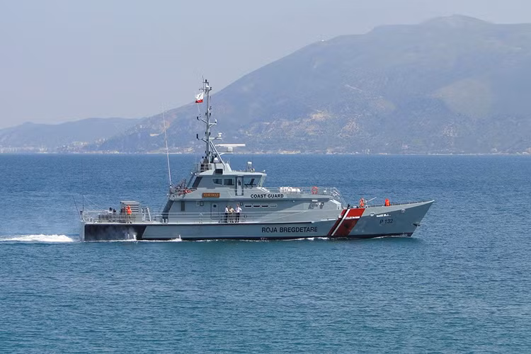 Tàu Damen Stan Patrol 4207 được thiết kế đảm bảo những chỉ tiêu chất lượng và thự hiện chức năng sau như: Cách thức bố trí hợp lý và hiệu quả; Tính năng hoạt động cao; Tiết kiệm chi phí vận hành; Dễ dàng bảo dưỡng; Được đóng theo tiêu chuẩn chất lượng cao và hiện đại; Được trang bị những máy móc mới và đạt tiêu chuẩn thương mại cao. Nguồn ảnh: Damen.