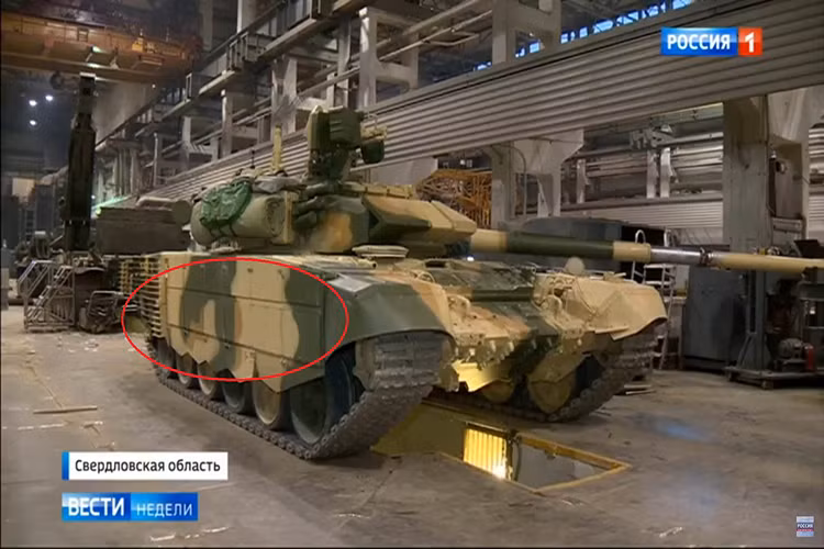 Như để trấn an khách hàng, Kênh truyền hình Russia 1 của Nga đã phát sóng phóng sự trong đó có cảnh xe tăng T-90S sản xuất cho Iraq đã được tích hợp bộ giáp hông thế hệ mới (vòng tròn đỏ trong hình), mở ra triển vọng lắp đặt khí tài này trên cả những chiếc T-90S, T-90SK của Việt Nam. Nguồn ảnh: Russia 1.