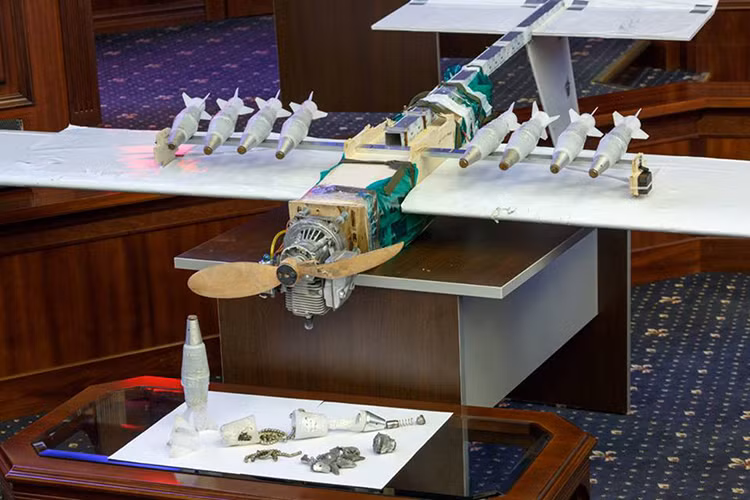 Thiếu tướng Alexander Novikov cho biết, trước đây phiến quân tại Syria vẫn chỉ sử dụng UAV chủ yếu cho các mục đích do thám và phần lớn đó là những UAV tự chế, có linh kiện được bày bán tràn lan trên thị trường. Chỉ trong một số trường hợp đặc biệt, UAV mới được sử dụng cho các cuộc tấn công. Nguồn ảnh: Bộ Quốc phòng Nga.