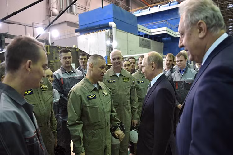 Hình ảnh Tổng thống Nga Putin gặp phi hành đoàn chiếc Tu-160M mang số hiệu 0804 cua Không quân Nga sau chuyến bay thử nghiệm hôm 25/1. Nguồn ảnh: RIA.