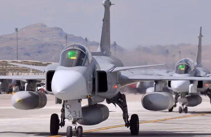 Saab JAS 39 Gripen là chiến đấu cơ đa nhiệm được đưa vào biên chế Không quân Thụy Điển từ năm 1995.
