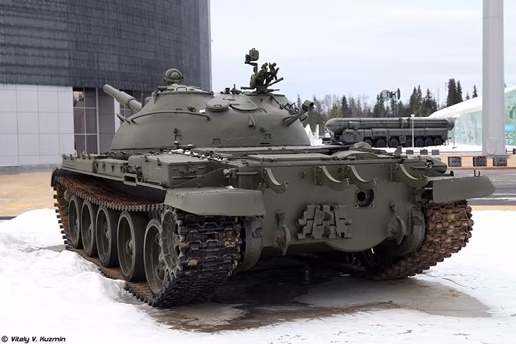 Theo đó trên xe tăng T-62 nó được trang bị cụm bánh xích với 5 bánh dẫn động mỗi bên, 3 bánh đầu lắp sát nhau còn bánh thứ 3,thứ 4 và thứ 5 thì cách xa nhau khá rõ, còn T-54/55 thì ngược lại. Và T-62 không có bánh quay xích. Trong ảnh là phần đuôi xe của T-62 Obr.1972 với một số khác biệt rõ rệt so với T-54/55. Nguồn ảnh: Vitaly Kuzmin.