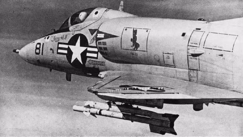 Tên lửa AIM-9B gắn trên máy bay Mỹ.