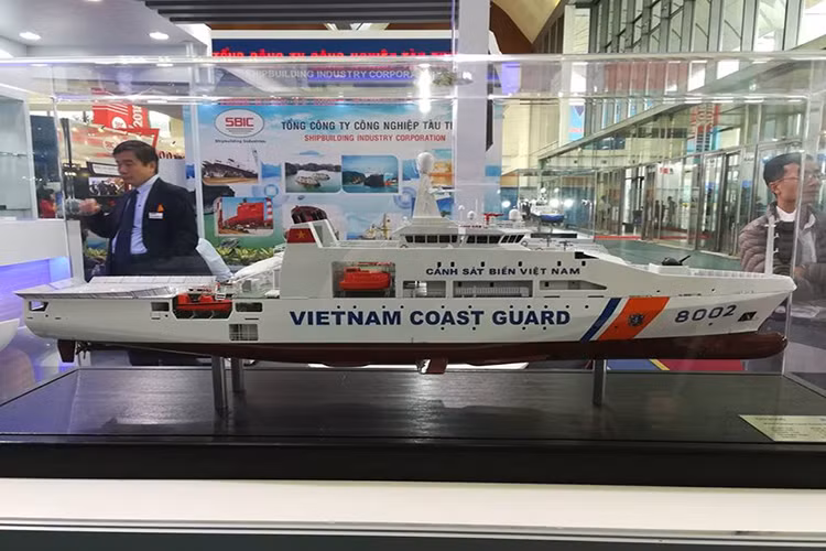 Nổi bật tại Triển lãm Vietship 2018 có lẽ vẫn là gian hàng của Tập đoàn Damen đến từ Hà Lan, đây là cơ sở có mối quan hệ sâu sắc với nhiều doanh nghiệp đóng tàu Việt Nam. Trong ảnh từ trên xuống: Tàu hộ vệ tên lửa SIGMA 9814, tàu tuần tra xa bờ DN 2000 và tàu kéo cứu hộ ASD 2913 Tugs. Nguồn ảnh: Chí Linh.