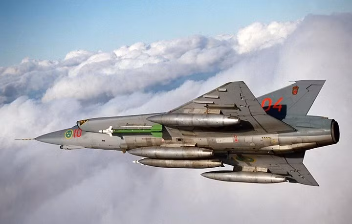 Ngoài ra, máy bay Saab 35 Draken còn có 6 giá treo vũ khí có thể mang tối đa 1.700kg vũ khí các loại.