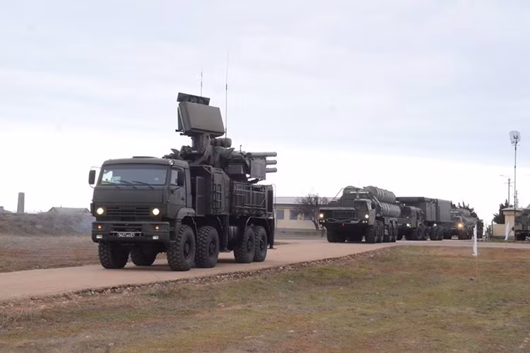 Trả lời phỏng TASS về vấn đề này Người phát ngôn Điện Kremlin - Dmitry Peskov cho hay, sở dĩ Moscow có những động thái trên tại Crimea là do Ukraine liên tục có các hành động khiêu kích trên tuyến biên giới gần Crimea cũng như gần biên giới Nga. Và Moscow bắt buộc phải thực hiện các biện pháp cần thiết để đảm bảo an ninh cho lãnh thổ của mình và đây không phải là mối đe dọa. Nguồn ảnh: Bộ Quốc phòng Nga.