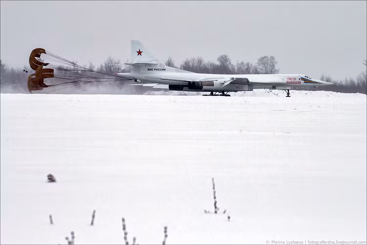 Hình ảnh Tu-160M hạ cánh sau khi kết thúc chuyến bay thử nghiệm của mình hôm 25/1. Được biết vào cuối năm ngoái Phó Thủ tướng Nga Dmitry Rogozin – phụ trách mảng công nghiệp quốc phòng Nga đã hứa với Tổng thống Putin rằng Tu-160M sẽ bắt đầu bay thử nghiệm trong đầu năm 2018 và lời hứa đó đã được thực hiện. Nguồn ảnh: Marina Listseva.