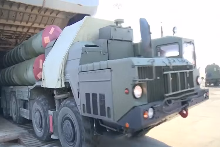 S-400 Triumph là hệ thống tên lửa phòng không tầm xa tiên tiến nhất của Nga được đưa vào hoạt động từ năm 2007. Tổ hợp này được thiết kế nhằm tiêu diệt các máy bay, tên lửa hành trình và đạn đạo. Nguồn ảnh: RT.