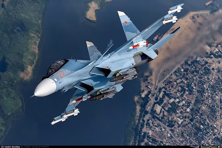 Việc Việt Nam lựa chọn Su-35S hay Su-30SM vẫn chưa có dấu hiệu ngã ngũ. Trong thời gian đầu nhiều chỉ dấu cho thấy Su-30SM đang đi trước như việc chúng ta đưa phi công sang Ấn Độ học tập trên Su-30MKI, hay Tổng giám đốc Irkut cho biết Su-30 tiếp theo của Việt Nam sẽ do họ lắp ráp. Tuy nhiên hiện tại thì nhiều ý kiến lại cho rằng Việt Nam bắt đầu thiên về Su-35S. Nguồn ảnh: History and Military.