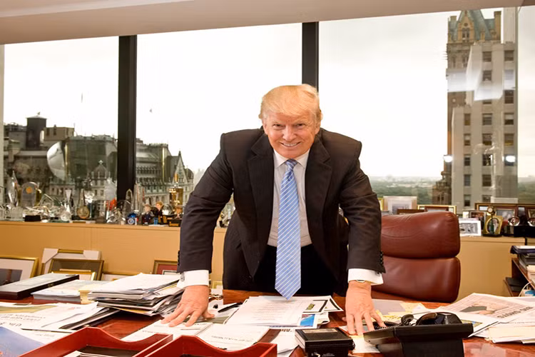 Điều này khá trái ngược với bàn làm việc của ông Trump khi còn ở tòa nhà Trump Tower vốn đầy ắp giầy tờ và các bức ảnh gia đình của Tổng thống Mỹ. Ảnh: Business Insider.