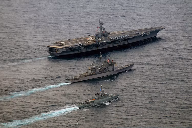 Một phi đội máy bay tác chiến điện tử EA-18G Growlers một biến thể khác của F/A-18C. Một phi đội máy bay vận tải C2-A Greyhounds và hai phi đội trực thăng hải quân SH-60/MH-60 Seahawk. Nguồn ảnh: Pinterest.