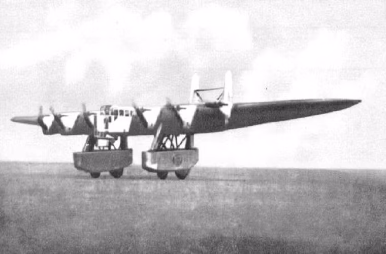 Kalinin K-7 cất cánh lần đầu tiên vào ngày 11/8/1933, chuyến bay thử nghiệm thất bại khi xuất hiện rung lắc nghiêm trọng vì khung máy bay dao động cộng hưởng với tần số của động cơ. Giải pháp xử lý được đưa ra là rút ngắn và gia cường phần cánh đuôi, tuy nhiên kết quả không tiến triển là bao. Nguồn ảnh: wikia.com