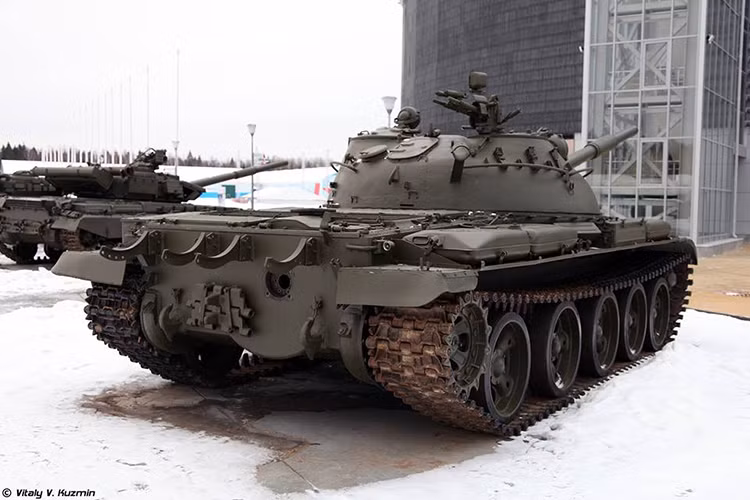 Một chiếc T-62 có trọng lượng tổng thể 37 tấn, dài 9,34m, rộng 3,3m, cao 2,4m với kíp lái 4 người. Xe được bọc giáp dày tới 102mm nghiêng 60 độ trước thân và 214mm (lên tới 242mm phiên bản sản xuất sau 1972) ở mặt trước tháp pháo. Nguồn ảnh: Vitaly Kuzmin.