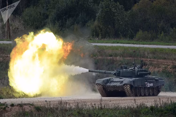Việt Nam sắp tới cũng sẽ tiếp nhận 64 xe tăng T-90S và T-90SK, dĩ nhiên đi kèm theo đó là số lượng lớn đạn pháo 125 mm và có thể còn cả tên lửa chống tăng phóng qua nòng AT-11 Sniper. Nguồn ảnh: Sputnik.