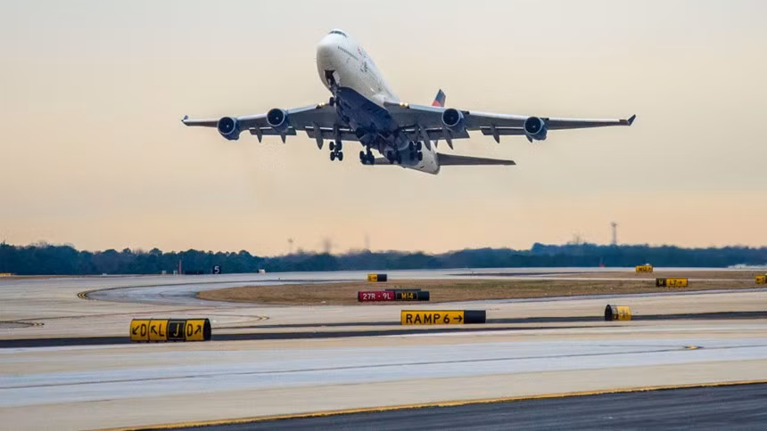 Chiếc Boeing 747-400s cuối cùng của hãng Delta Airlines đã thực hiện chuyến bay "tạm biệt" từ sân bay quốc tế Hartsfield-Jackson ở Atlanta, bang Georgia (ảnh) đến nơi tập trung các máy bay "về hưu" ở Marana, bang Arizona, hôm 3/1. Chuyến bay đặt dấu chấm hết cho hoạt động của dòng phi cơ Boeing 747 trong lĩnh vực hàng không dân dụng tại Mỹ, theo CNN.