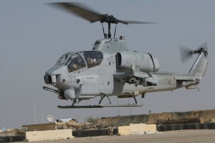 Theo đó, các máy bay trực thăng tấn công AH-1W SuperCobra dư thừa của Thủy quân Lục chiến Mỹ đang được chính phủ nước này xem xét bán hoặc chuyển giao cho một số đồng minh hoặc đối tác thân thiện theo hình thức bán hàng quân sự ra nước ngoài (FMS) hoặc bán tháo trực tiếp. Nguồn ảnh: The Aircav.