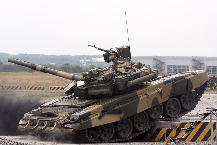 Tuy nhiên T-90 không phải là không có điểm yếu, dễ nhận thấy nhất đó là vị trí giáp hông quá mỏng manh, không được chăm chút và gia cố vững chắc như giáp trước và giáp bao quanh tháp pháo. Nguồn ảnh: Wikimedia.
