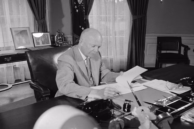 Điều này cũng không khác lắm so với bàn làm việc của cựu Tổng thống Dwight D. Eisenhower với vô số vật dụng trên bàn. Ảnh: Business Insider.