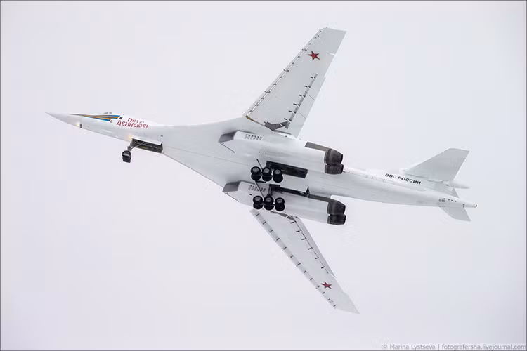 Ở biến thể Tu-160M, dòng máy bay ném bom siêu thanh Tu-160 sẽ được trang bị hệ thống máy tính điều khiển bay mới, kết hợp với đó nâng cấp các thiết bị điều khiển bay và định vị dành cho phi công, hệ thống radar và cùng một số trang bị điện tử hàng không khác. Ngoài ra hệ thống kiểm soát nhiên liệu và động cơ của Tu-160 cũng sẽ được cải tiến. Nguồn ảnh: Marina Listseva.