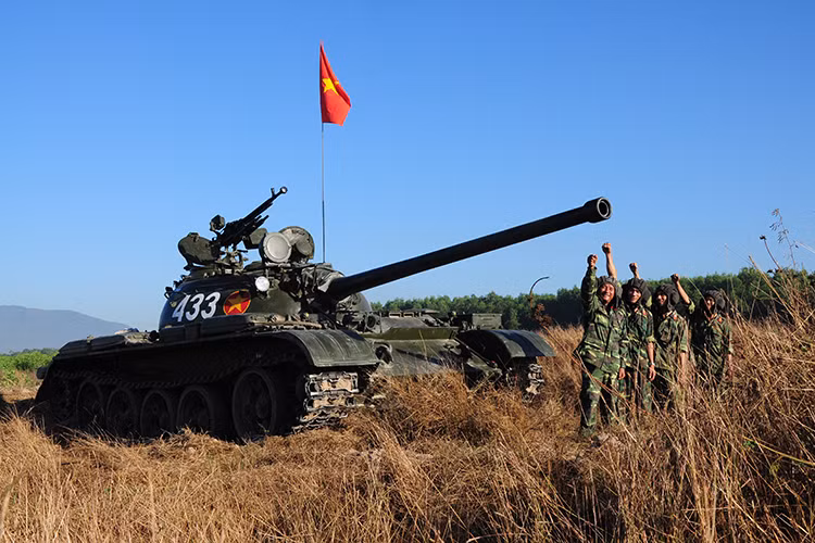 Các xe tăng T-54/55 có trọng lượng chiến đấu khoảng 39 tấn, được trang bị động cơ có công suất 581 mã lực, với hệ thống hỏa lực gồm 1 pháo chính D-10T cỡ nòng 100mm, 2 súng máy 12.7mm và 7,62 mm. Xe có tầm hoạt động 501km và tốc độ hành trình tối đa khoảng 55 km/h. Nguồn ảnh: Quân khu 7.