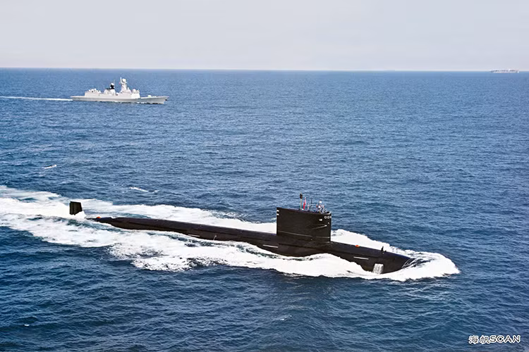 Type 093 có lượng giãn nước khi lặn 7.000 tấn, dài 110m, rộng 11m, thủy thủ đoàn khoảng 100 người. Con tàu được cho là có khả năng lặn sâu 400m, dự trữ hành trình 80 ngày. Nguồn ảnh: defence.pk.