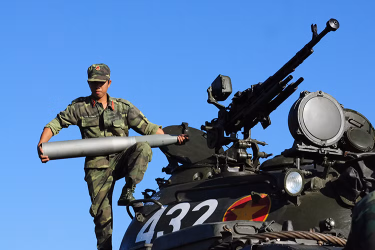 Trong tương lai gần, khi Việt Nam bắt đầu đưa vào trang bị các đơn vị T-90S/SK đầu tiên thì vai trò của T-54/55 trong biên chế lục quân gần như không thay đổi. Nguồn ảnh: Quân khu 7.