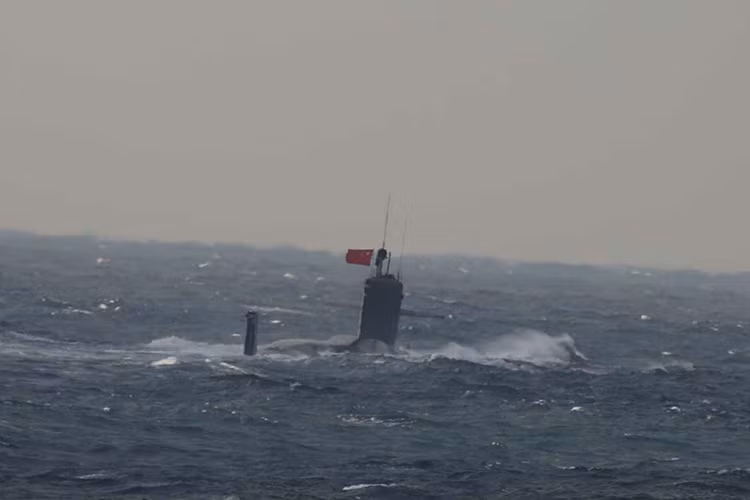 Trước đó vào sáng hôm 11/1, hai tàu tuần tra và một máy bay săn ngầm của JMSDF đã phát hiện ra một tàu hộ vệ Type 054A và một tàu ngầm không xác định rõ danh tính của Trung Quốc tiến đến gần quần đảo Senkaku/Điếu Ngư. Nguồn ảnh: JMSDF.