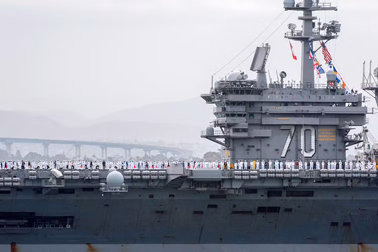 Trong đó có tới bốn phi đội tiêm kích trên hạm F/A-18C Hornets và F/A-18E/F Super Hornets hoặc các biến thể của dòng tiêm kích hạm này. Một phi đội máy bay chỉ huy và cảnh báo sớm trên không E-2C Hawkeyes. Nguồn ảnh: Military.com.